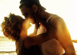 Bye bye Rihanna? Namorada de Chris Brown posta foto dando um beijão no cantor