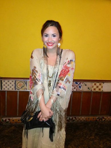 Demi Lovato em churrascaria no Rio de Janeiro