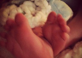 Hilary Duff posta foto do pé do filho