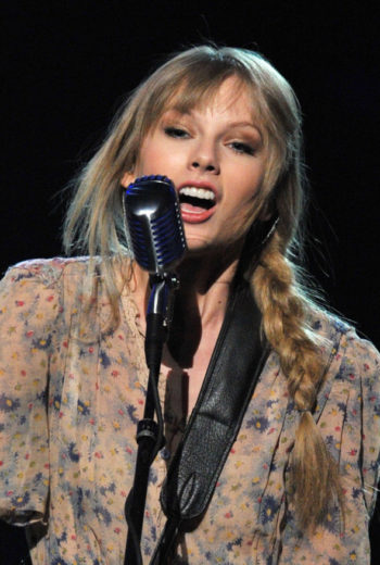 Taylor Swift de trança lateral
