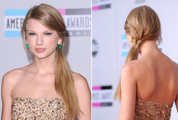 Taylor Swift com cabelo preso na lateral