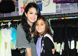 Selena Gomez e fã conferem coleção Dream Out Loud