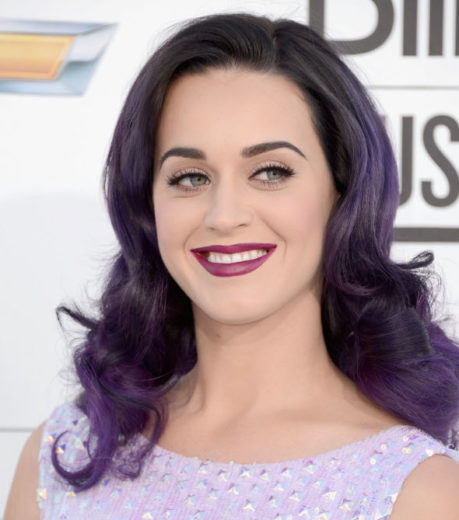 Katy Perry faz retrospectiva da carreira usando a timeline do Facebook