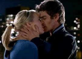 Lindos! Andrew Garfield e Emma Stone se beijam em trailer de “Homem Aranha”