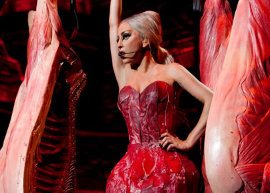 Lady Gaga cria novo vestido de carne para turnê