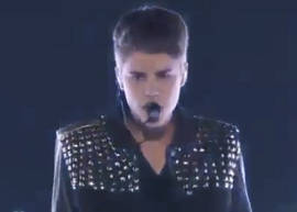 Justin Bieber canta Boyfriend ao vivo pela primeira vez!