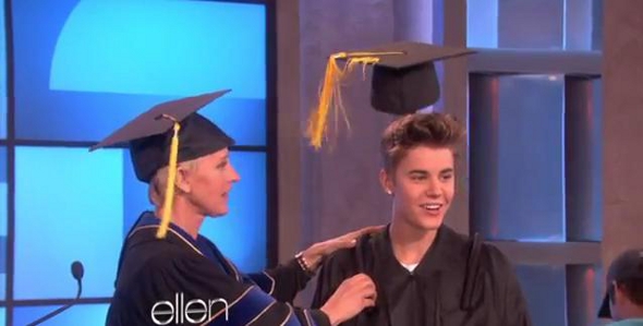 Justin Bieber ganha formatura de colegial!