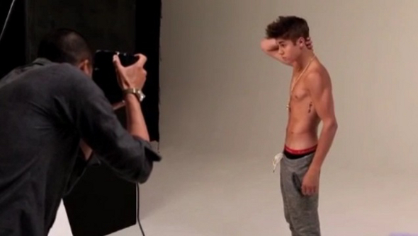 Justin Bieber publica vídeo sem camisa e diz que busca surpreender os fãs!