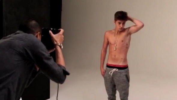 Justin Bieber publica vídeo sem camisa e diz que busca surpreender os fãs!