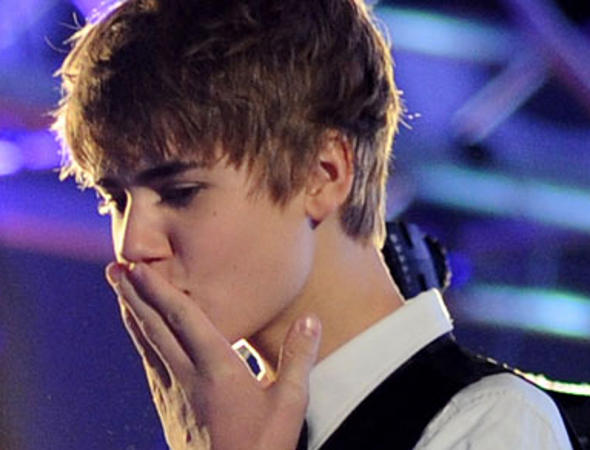 OMG! Justin Bieber surpreende fã em formatura