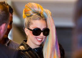 Lady Gaga visita Japão com cabelo todo colorido