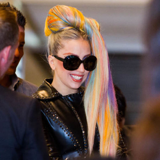 Lady Gaga visita Japão com cabelo todo colorido