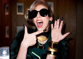 Lady Gaga posa com anel de noivado!