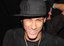Neymar participa de festa particular até 10 horas da manhã