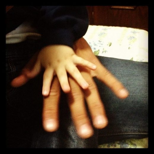 Neymar posta foto da mãozinha do filho