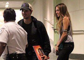 Taylor Lautner leva ex namorada para jantar