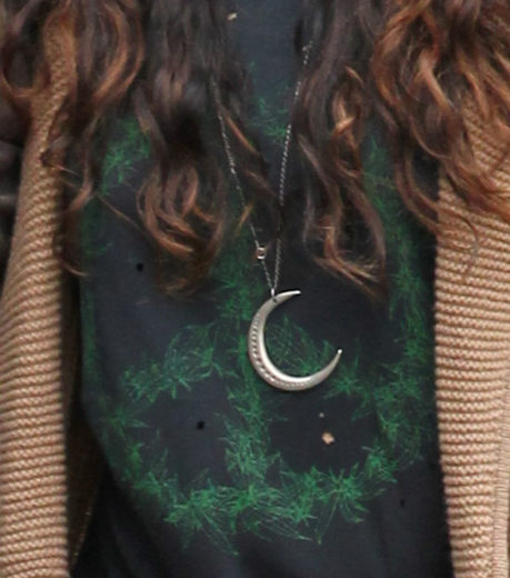 Vanessa Hudgens usa camiseta sugestiva e foge dos paparazzi