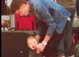 Fofo! Zayn Malik, do One Direction, brinca com bebê em aeroporto *-*
