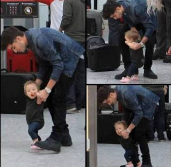 Fofo! Zayn Malik, do One Direction, brinca com bebê em aeroporto *-*