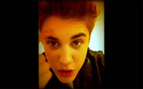 Justin Bieber não consegue levantar a sobrancelha direita - vídeo