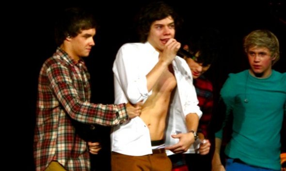 OMG, todas morre! Harry Styles, da One Direction, fica sem camisa durante show!