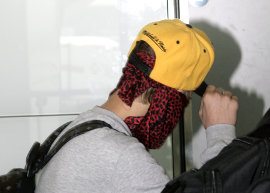 Justin Bieber esconde o rosto dos fotógrafos em Londres