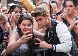 Fãs interditam rua em Nova Iorque para ver Justin Bieber