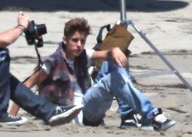 Justin Bieber faz ensaio fotográfico em praia