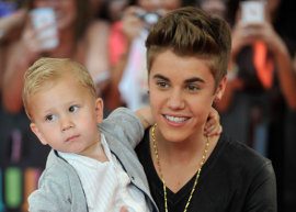 Justin Bieber leva irmão mais novo para premiação