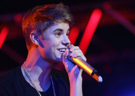 Justin Bieber faz serenata para fãs!
