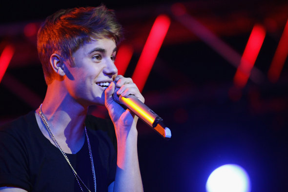 Justin Bieber faz serenata para fãs!