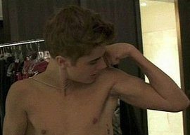Justin Bieber mostra os músculos em programa de TV