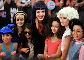 Fofas: crianças se vestem de Katy Perry durante premiação