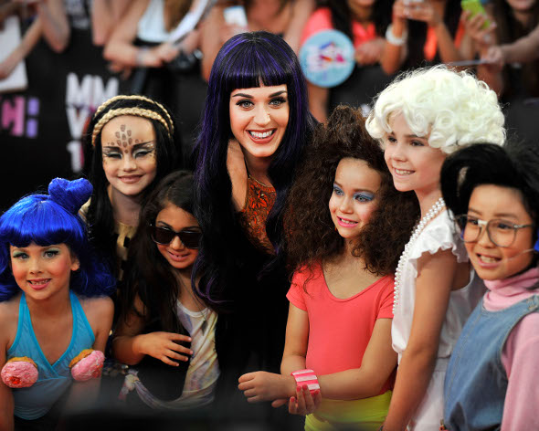 Fofas: crianças se vestem de Katy Perry durante premiação 