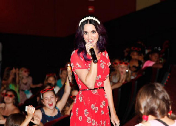 Katy Perry aparece de surpresa em sessão de Part Of Me