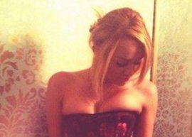 Miley Cyrus exibe cintura fininha em corselet!