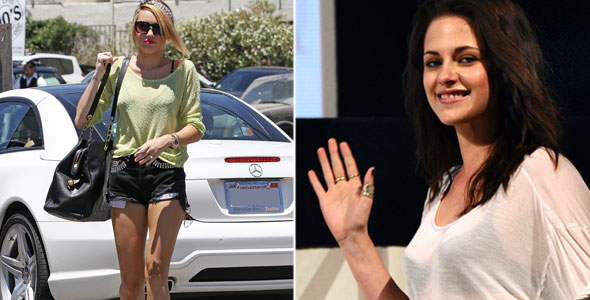 Miley Cyrus e Kristen Stewart usaram sutiã preto por baixo da blusa transparente em look casual.