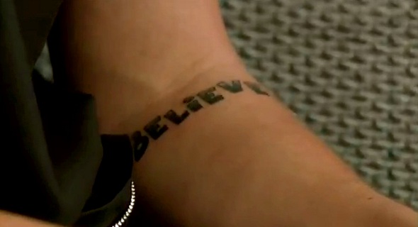 Justin Bieber faz nova tatuagem