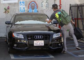 Zac Efron leva multa por estacionar em lugar proibido