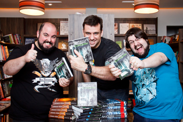 Na imagem: Deive Pazos e Alexandre Ottoni, do site Jovem Nerd, no lançamento do "Protocolo Bluehand: Alienígenas". 