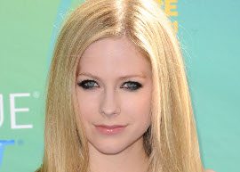 "Trocou seu sk8ter boy por uma gilrfriend?" - Jornal flagra Avril Lavigne com menina misteriosa! :O