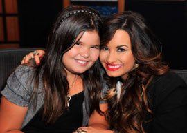 Demi Lovato canta ao lado de sua irmã mais nova