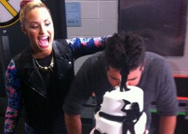 Surpresa! Demi Lovato lambuza de bolo Simon Cowell