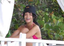 Rihanna passa férias em Barbados após enterro da avó