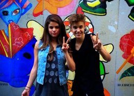 Selena Gomez e Justin Bieber viajam juntos para o Japão
