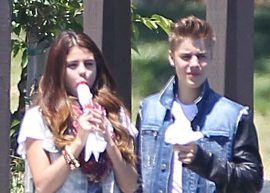 Justin Bieber e Selena Gomez aproveitam dia de sol com picolé