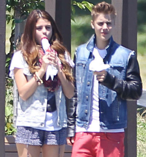 Justin Bieber e Selena Gomez aproveitam dia de sol com picolé