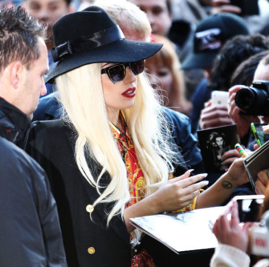 Lady Gaga compra pizza para fãs!