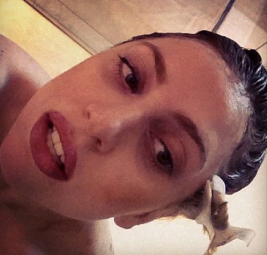 Lady Gaga muda o visual e fica morena 