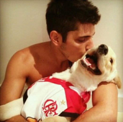 Bruno Gissoni torce pelo Flamengo com o cachorrinho!